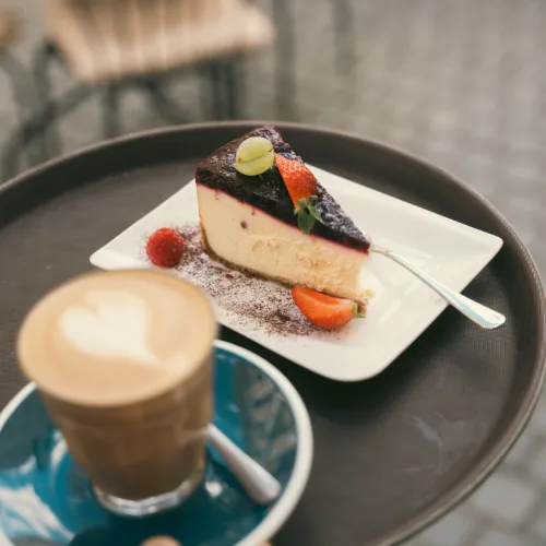 Helyben készült sajttorta szelet a Manooka pultjából, Eger