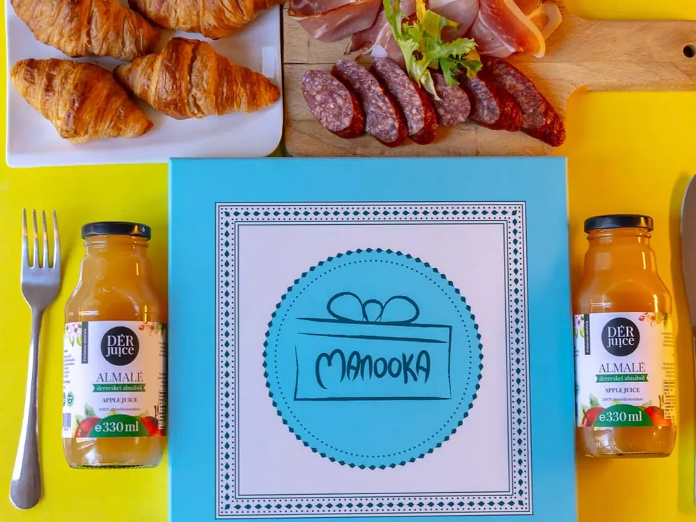 Reggeli box 2 személyre: croissant, bagett, sonka, sajt, lekvár, zöldség