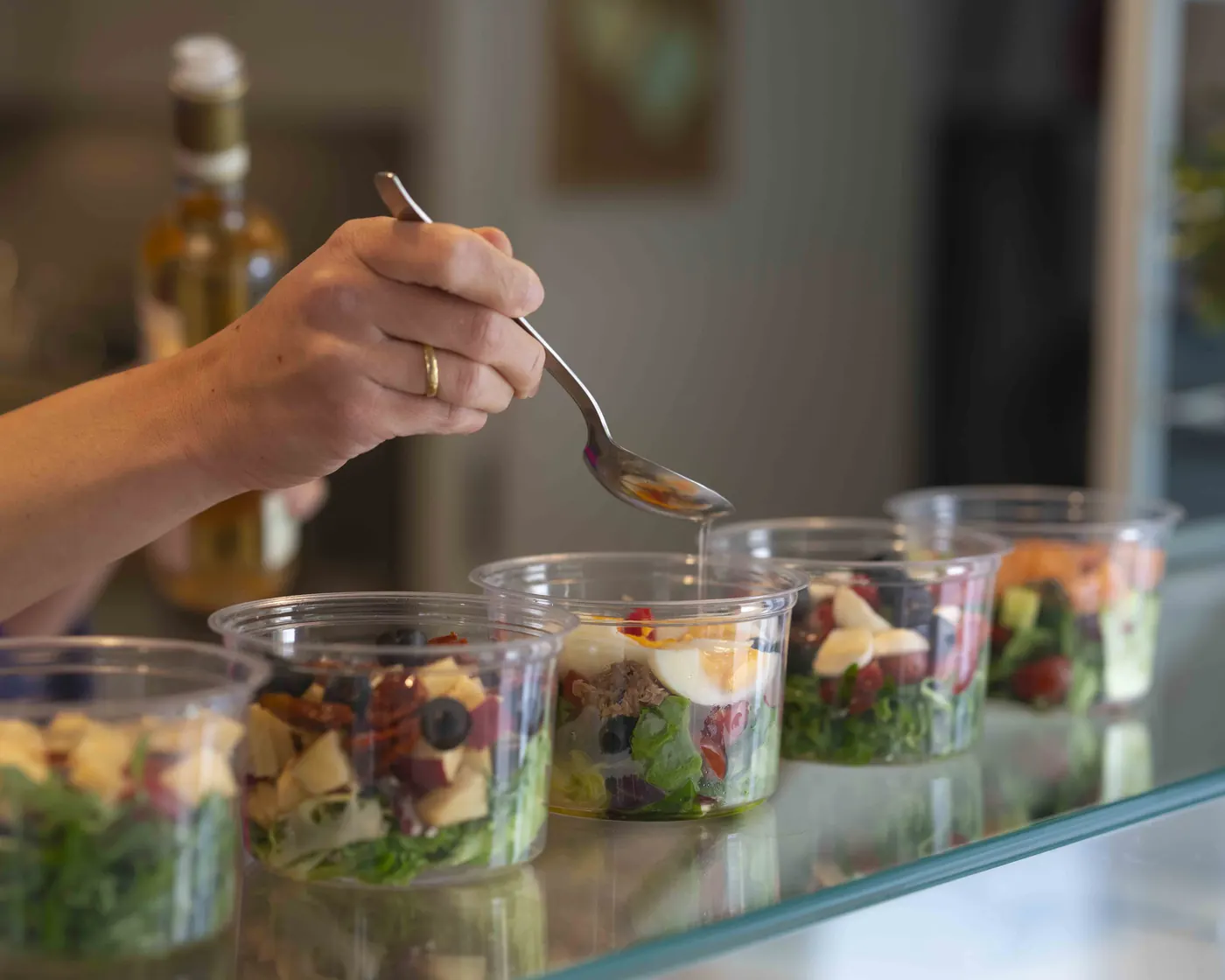 Pohárdesszertek készülnek cateringre a Manookában