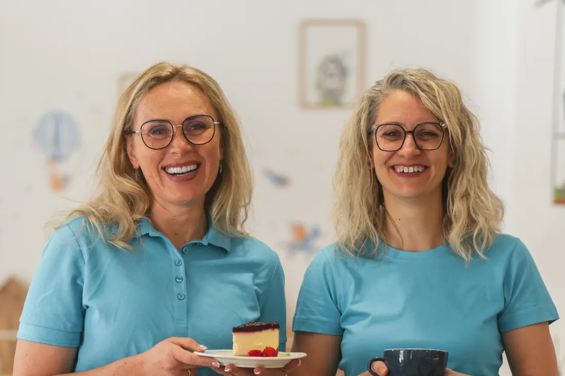 A Manooka két tulajdonosa süteménnyel és kávéval