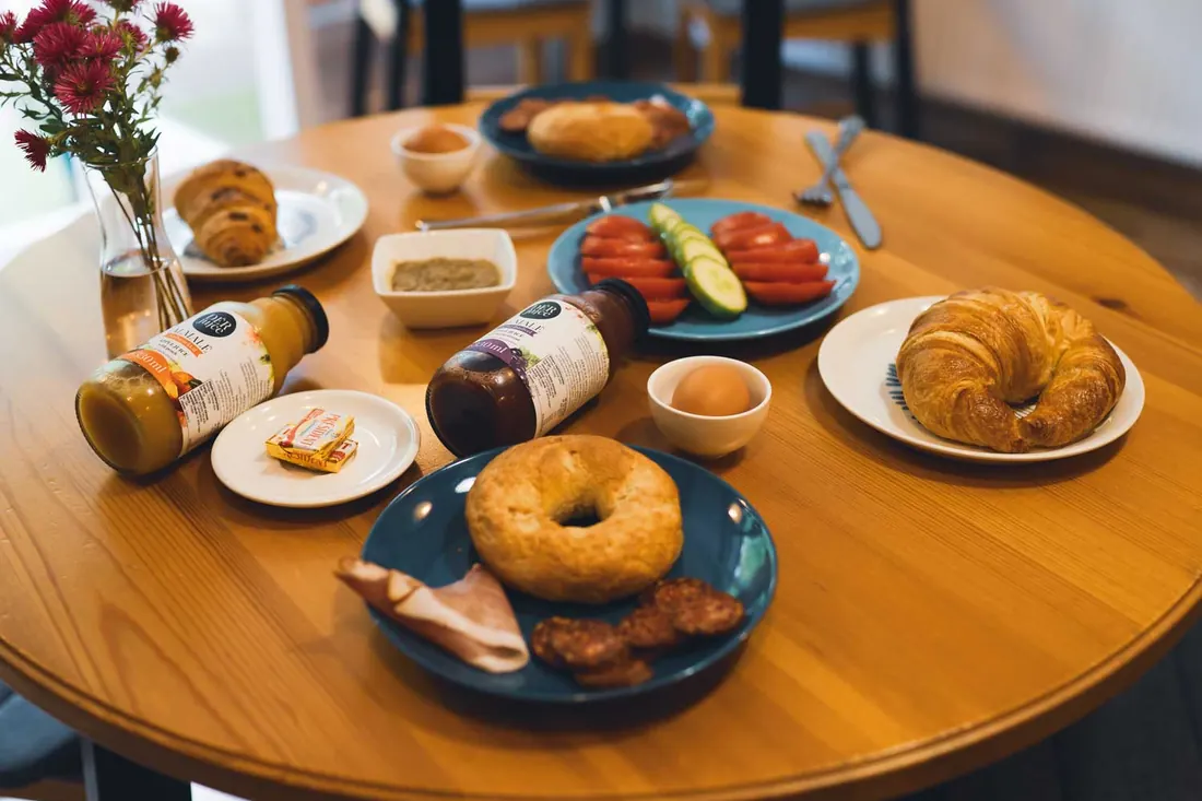 Kétszemélyes reggeli a Manooka asztalán: croissant, bagel, sonka, sajt, lekvár