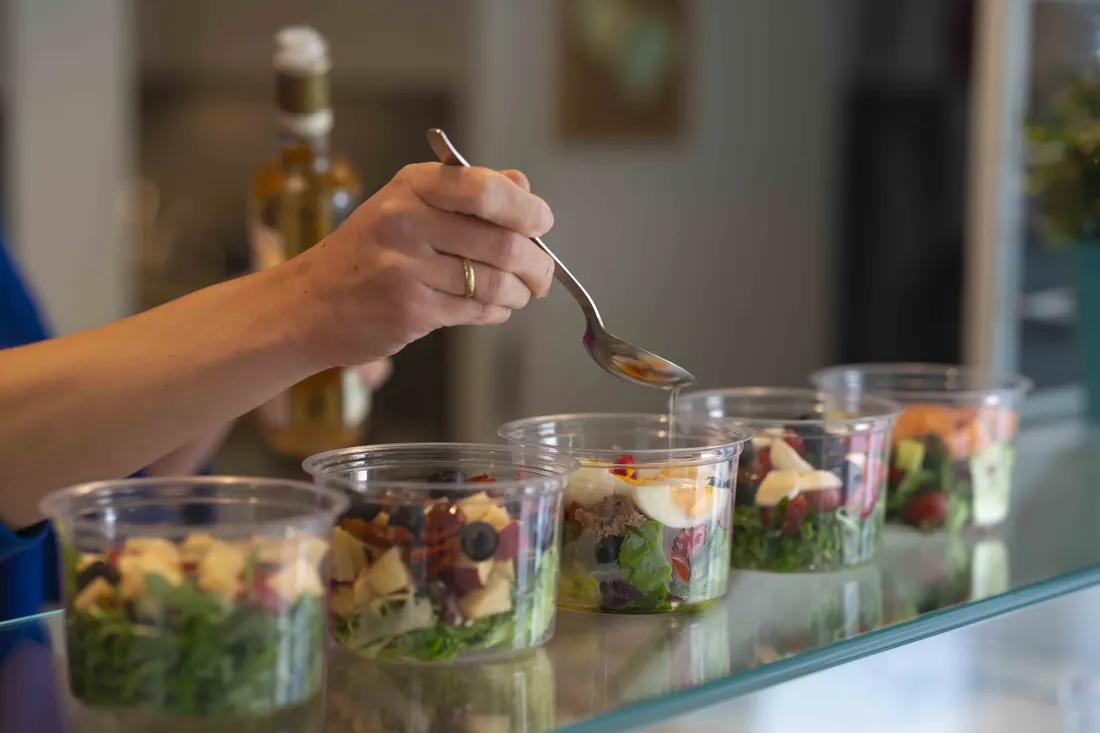 Pohárdesszertek készülnek cateringre a Manooka pultján
