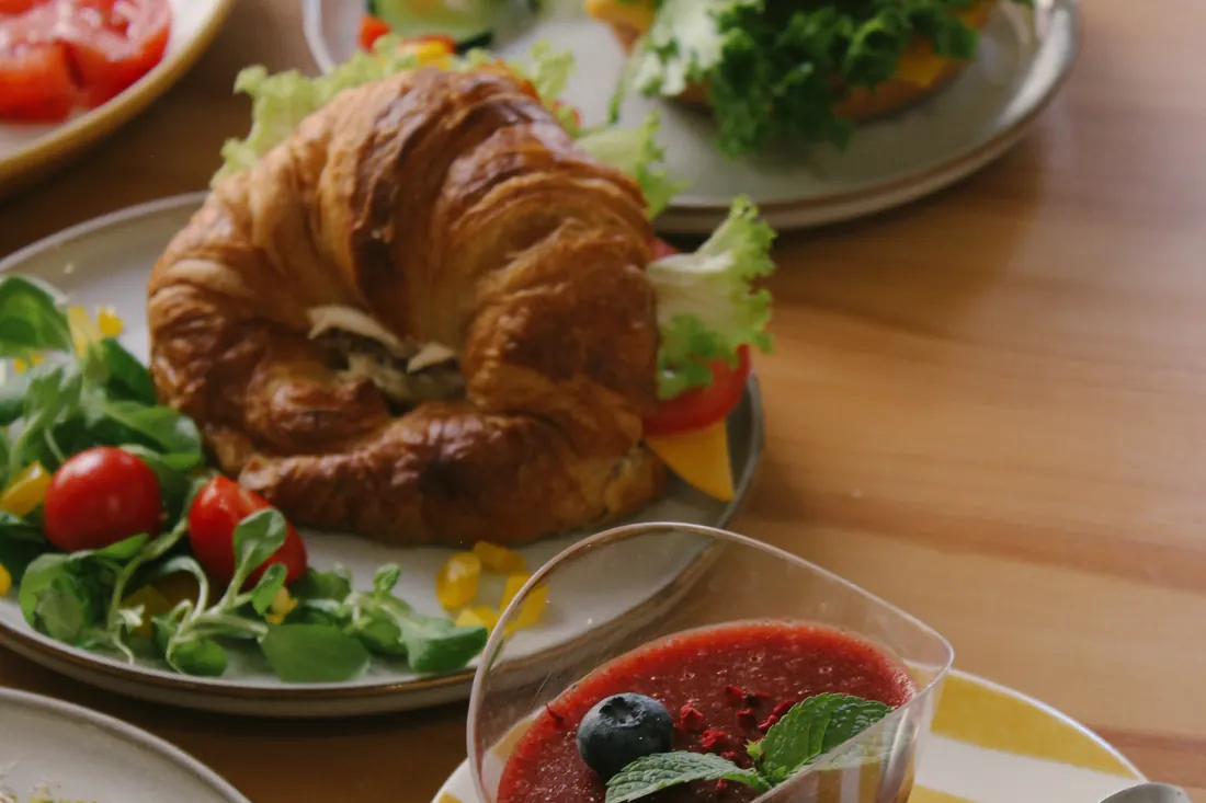Bagel, croissant és friss saláta a Manooka reggelijéből
