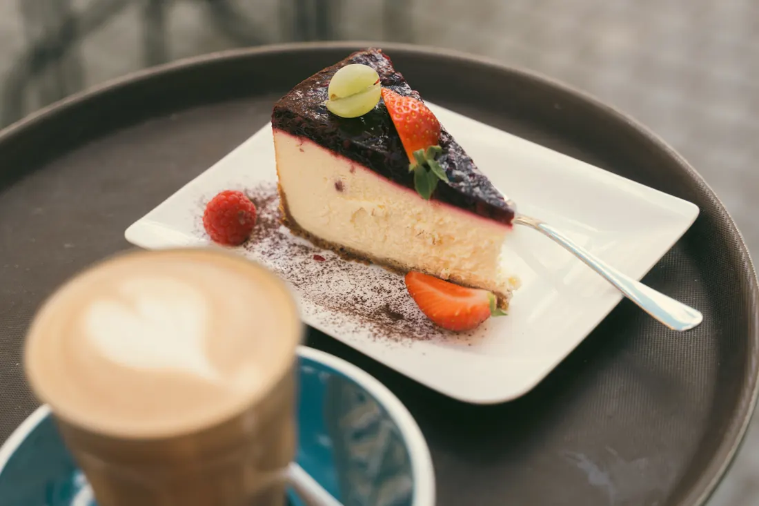 Sajttorta-szelet és cortado tálcán, a Manooka pultjából