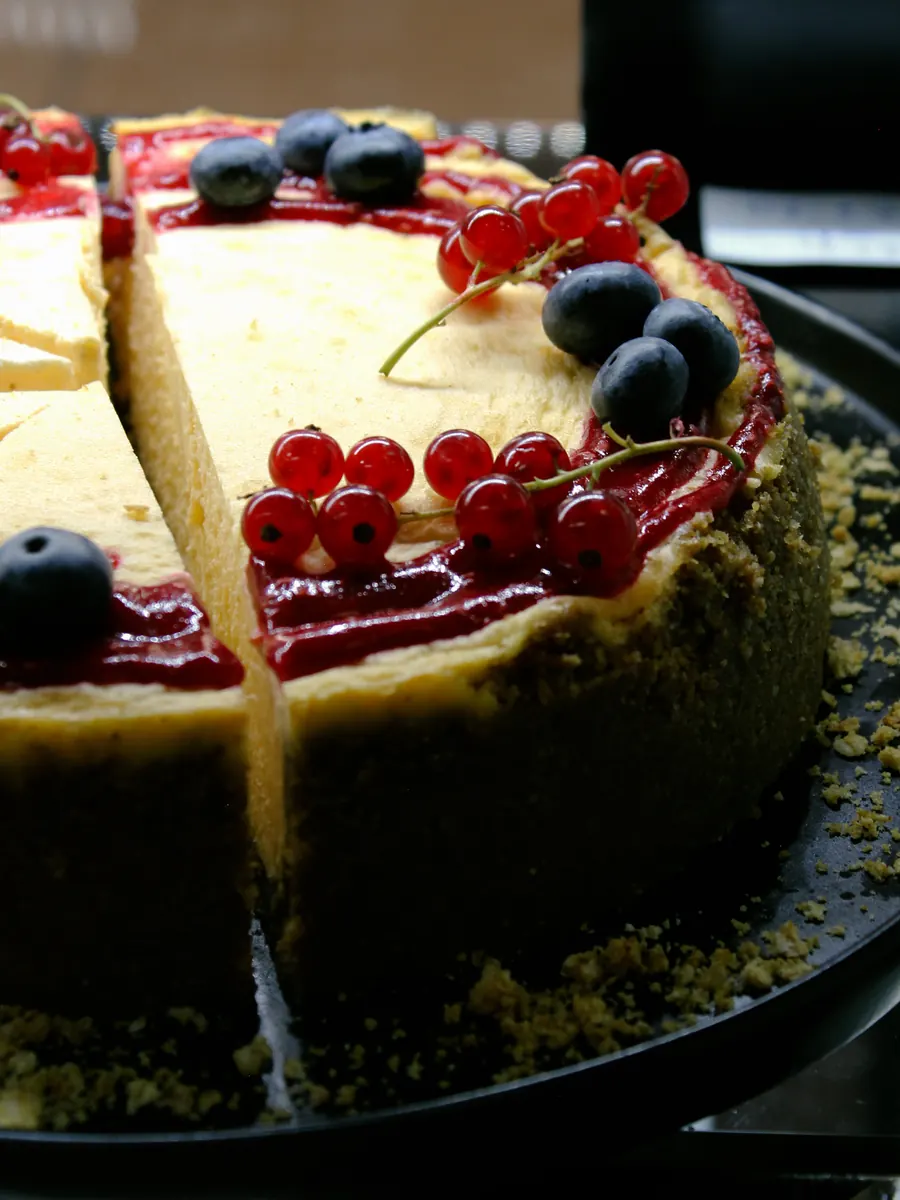 Sajttorta friss bogyós gyümölcsökkel, a Manooka cukrászától