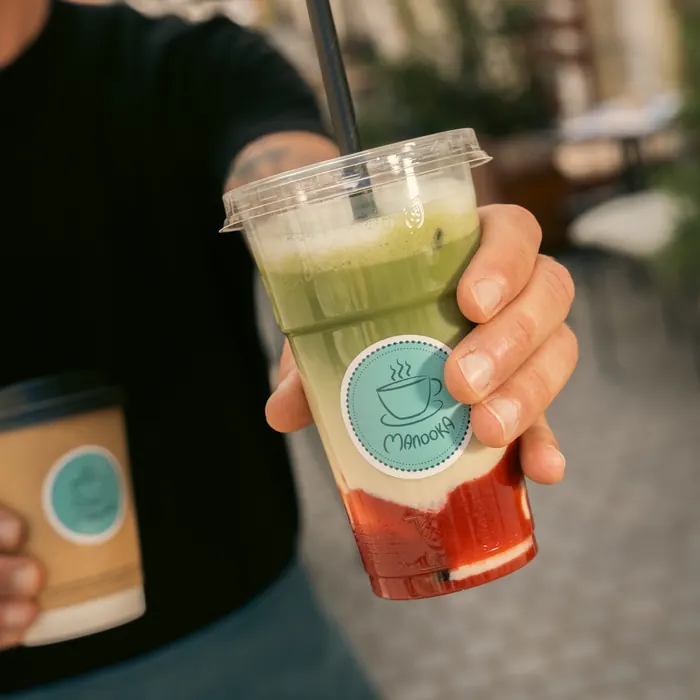 Jeges matcha eperrel, kézben, a Manooka előtt
