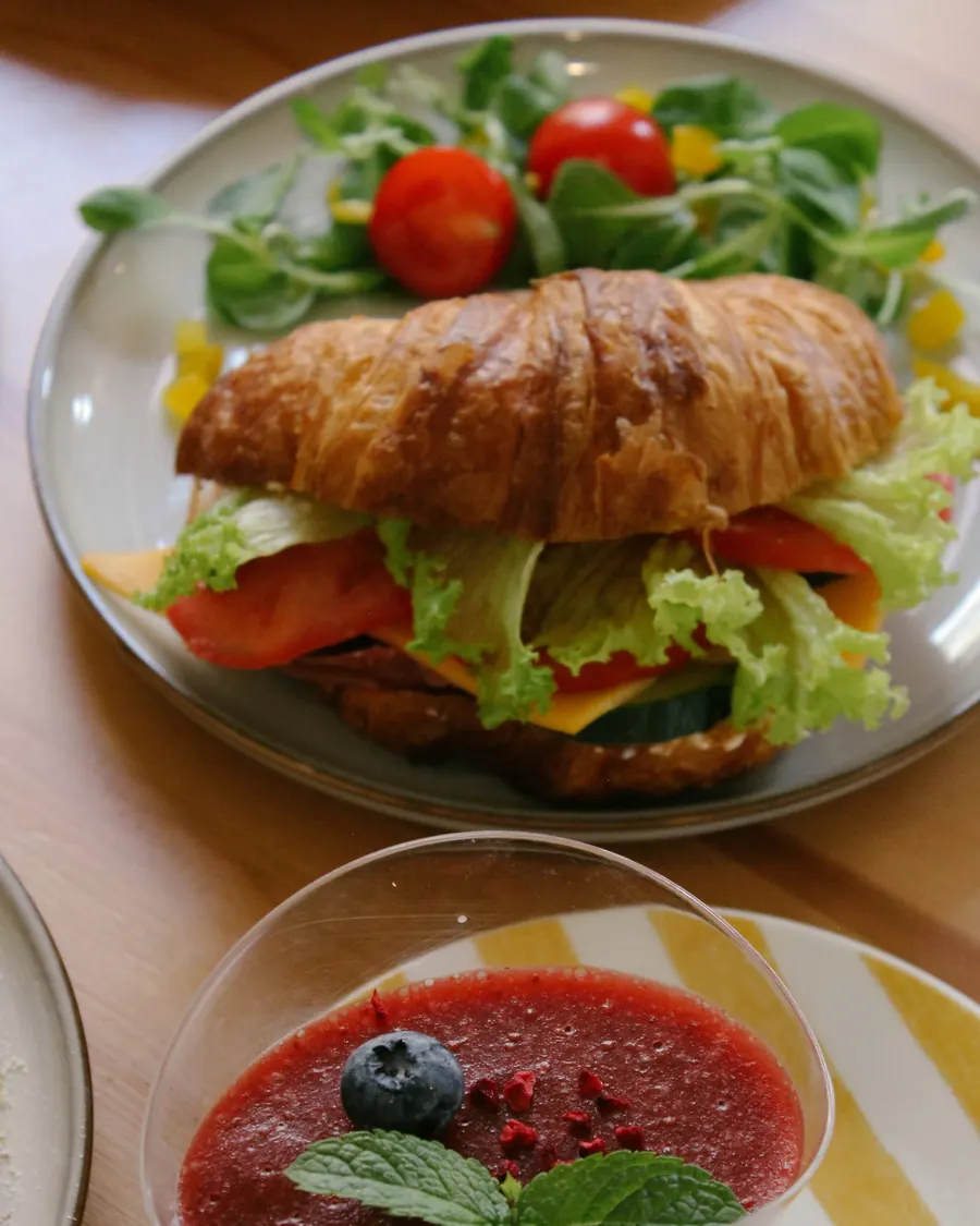 Croissant-szendvics salátával és chiapuding a Manookában