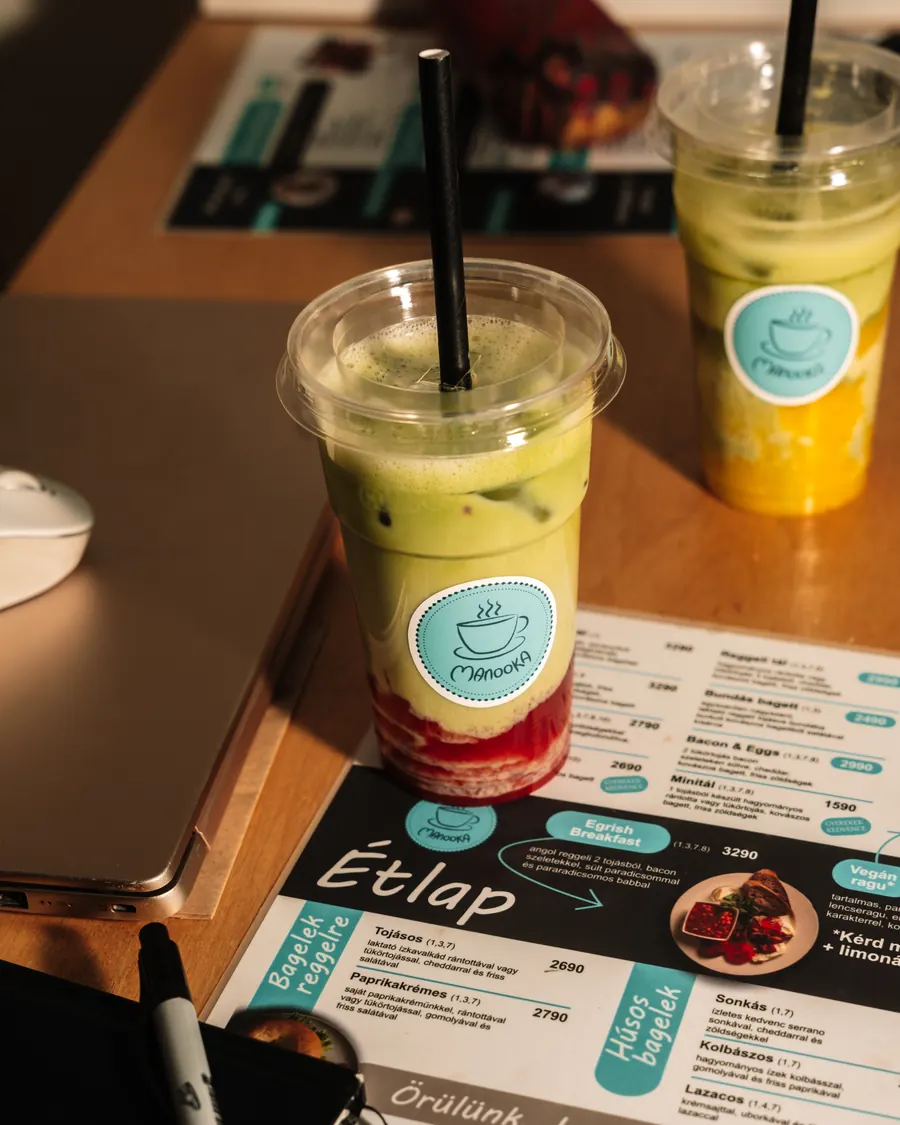 Jeges matcha és smoothie a Manooka étlapja mellett