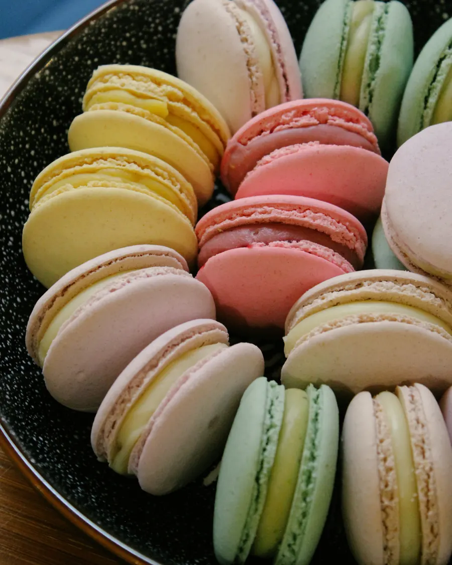 Színes macaronok tálon, a Manooka saját cukrászától