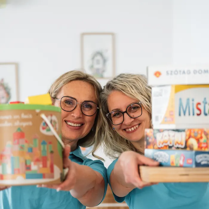 A Manooka tulajdonosai társasjátékokkal a játszósarokban
