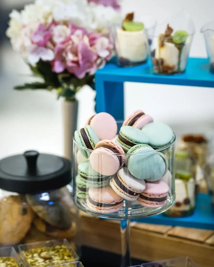 Desszertasztal macaronokkal és virágokkal