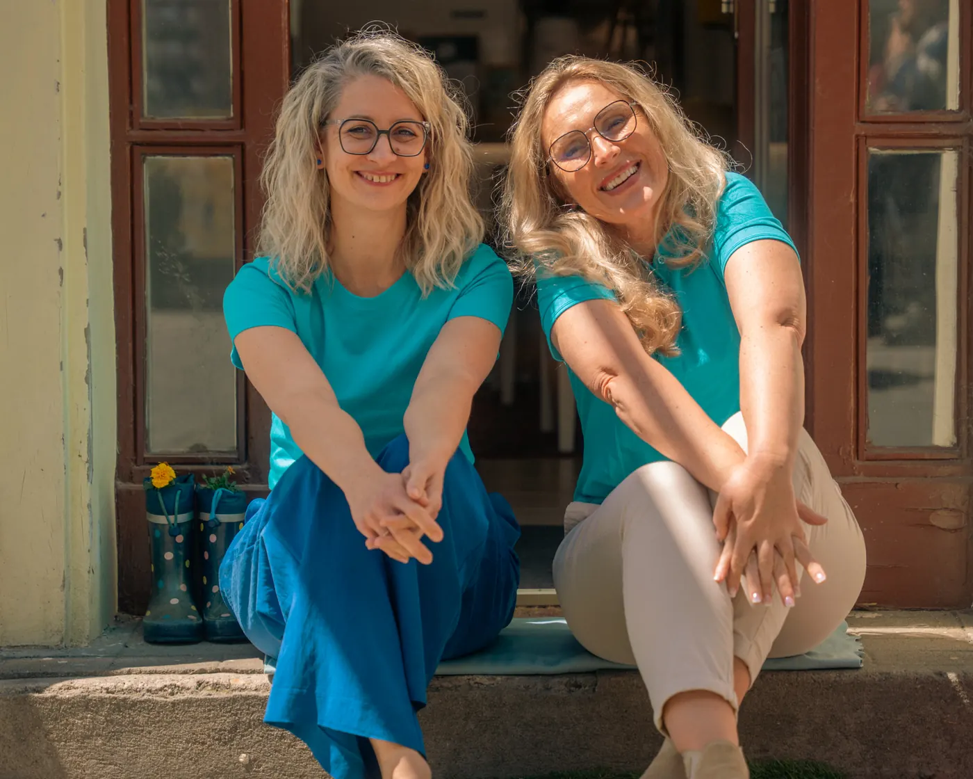 A Manooka két tulajdonosa a kávézó bejárata előtt ül