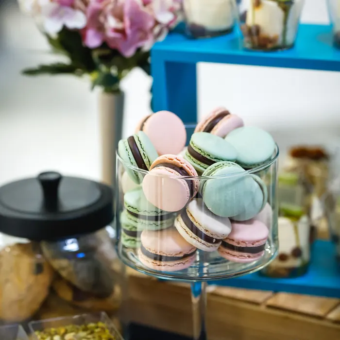 Macaron-torony virágokkal a sütibáron