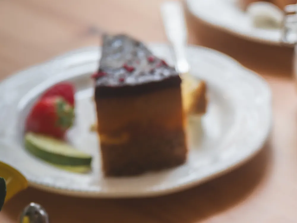 Csokoládés tortaszelet friss eperrel a Manooka asztalán