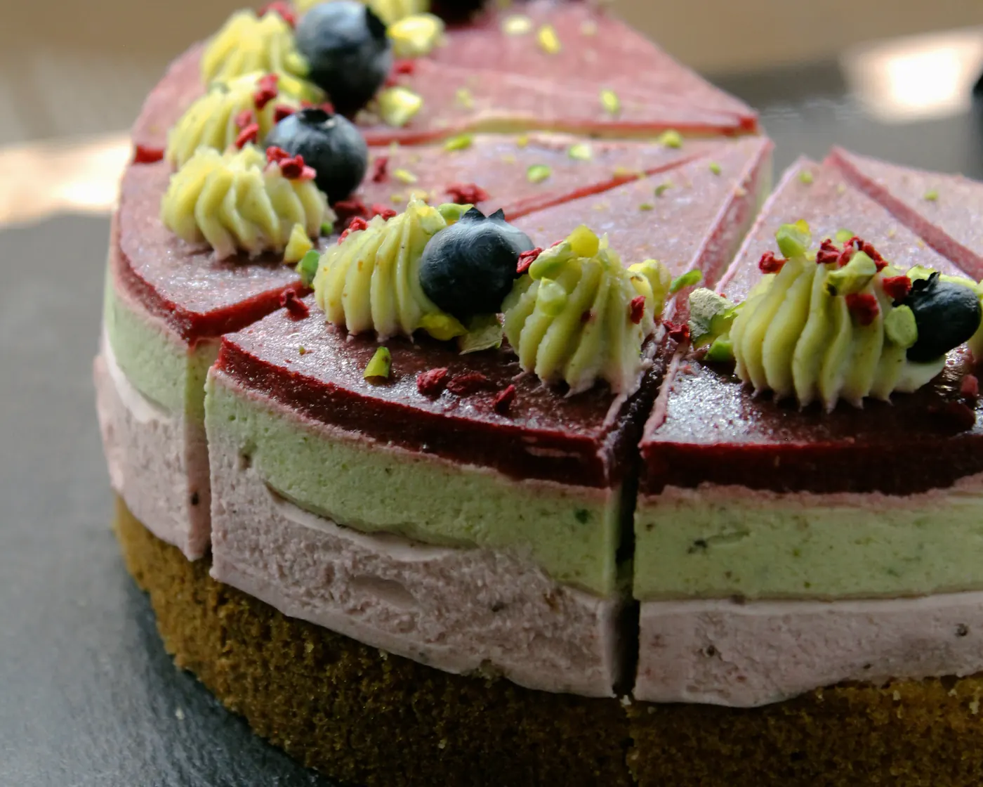 Rétegzett mousse-torta bogyós gyümölcsökkel, a Manooka cukrászától