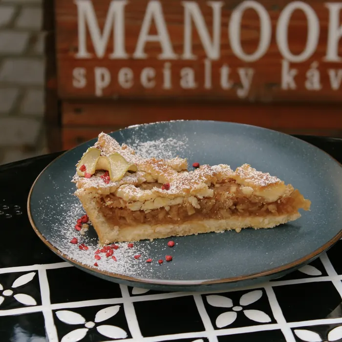 Pite-szelet a Manooka feliratos láda előtt