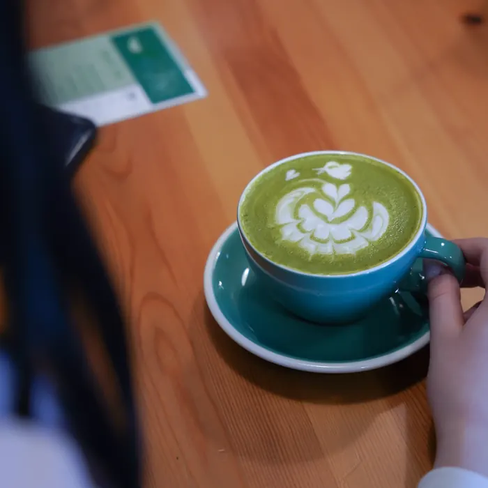 Matcha latte türkiz csészében